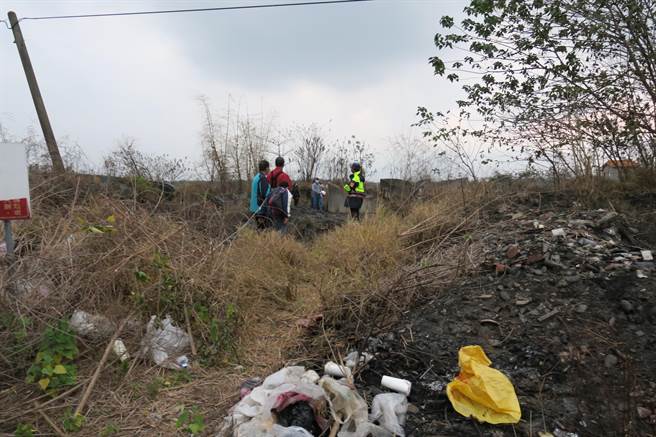 屏东佳冬公墓上月25日发生75岁邱姓老翁整坟不幸遭火噬的憾事，警方虽于隔天逮获纵火犯嫌，但家属认为相关单位并未还给死者公道。（警方提供／谢佳潾屏东传真）