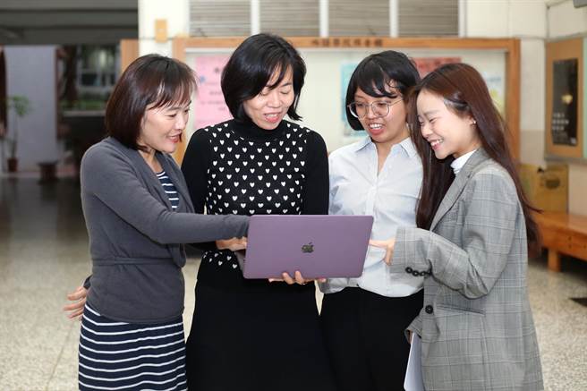 静宜英文系国内外系友在教育、文创、外交、航空、学术研究及国贸等领域，皆有优秀杰出表现。（静宜大学提供）