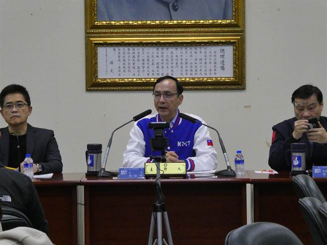 民进党政府推动「全民防卫动员准备法」修法引发争议，国民党主席朱立伦今在中常会表示，国民党慧坚定立场，全力阻挡影响言论自由的空白授权条款，以及让所有家长与未成年子女恐慌的动员16岁以上不分男女学生条文通过。（周志豪摄）