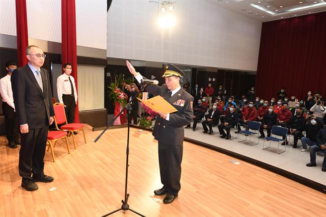 未来会将自己多年的经验具体化，与时俱进，承先启后带领干部及同仁守护新北消防安全。（新北市消防局提供）