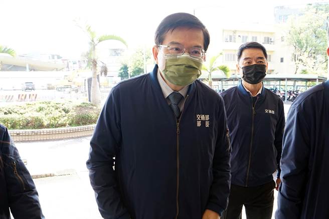 对于基隆市政府推动基隆到南港直达车，交通部长王国材今天说，台铁表示有困难，但直达车是可以理性讨论的课题，会请台铁跟基隆市政府沟通。（李忠一摄）