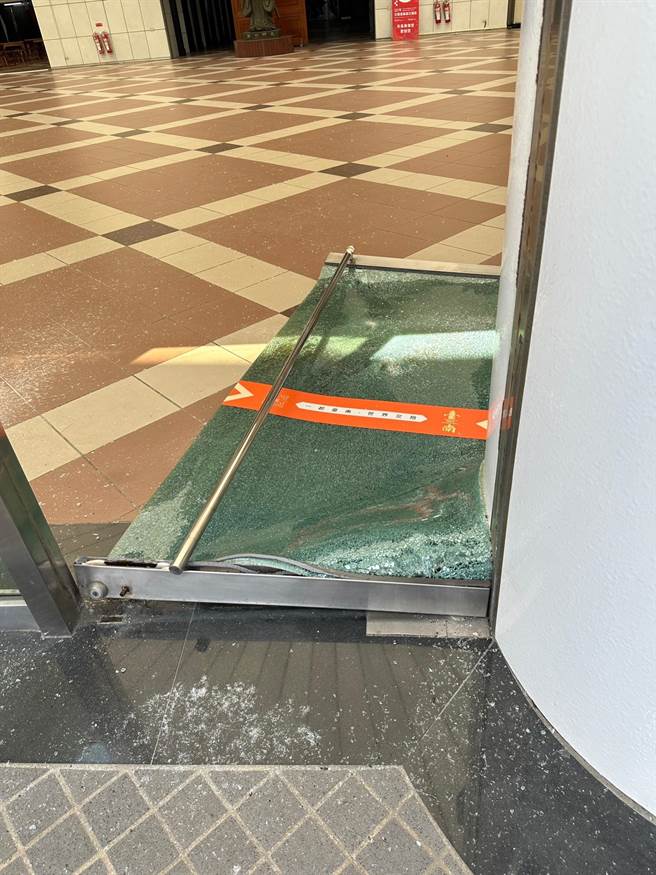 永华市政中心遭郑男持大榔头砸毁6扇门。(民眾提供／曹婷婷台南传真)