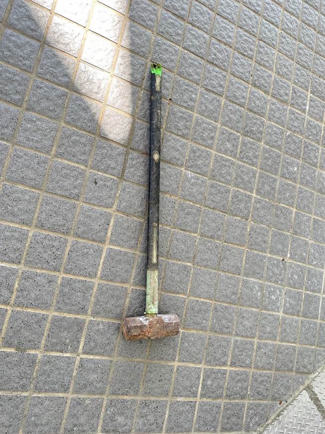 永华市政中心遭郑男持大榔头砸毁6扇门。(民眾提供／曹婷婷台南传真)