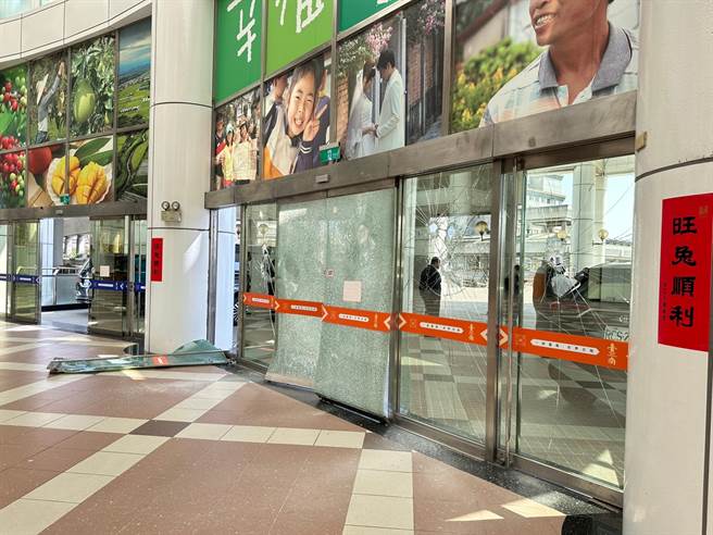 永华市政中心遭郑男持大榔头砸毁6扇门。(民眾提供／曹婷婷台南传真)