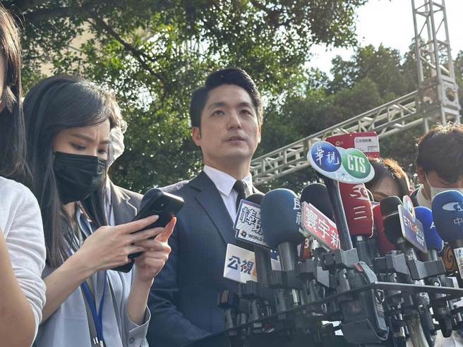 何景荣昨批评范云「蒋万安应带先人回大陆入土为安」的说法，遭绿粉拿苏卡诺攻击。图为蒋万安（中）昨出席二二八追思会。（中时资料照，杨亚璇摄）