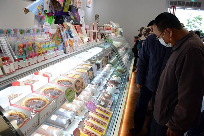延长服务时间，蛋糕名店引进贩卖机、24小时贩售生乳卷。(林和生摄)