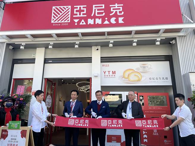 延长服务时间，蛋糕名店引进贩卖机、24小时贩售生乳卷。(林和生摄)