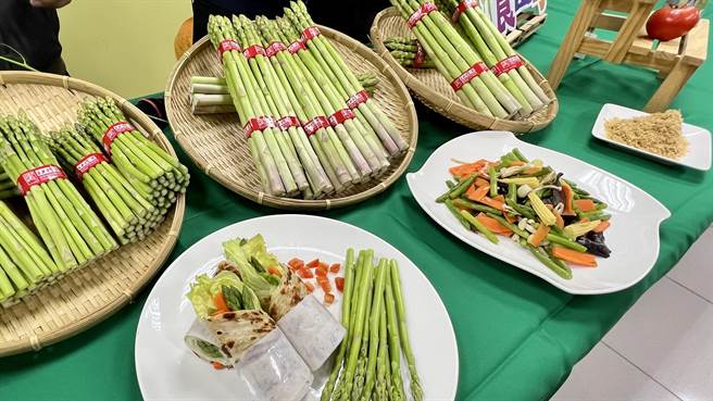 将军区农会「红将军」芦笋名声响亮，有色泽翠绿、嫩茎饱满、笋尖紧密等特色。（张毓翎摄）