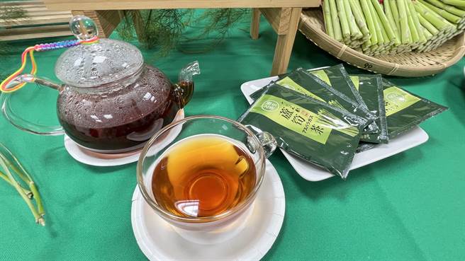 农会4月1日在台南市农会假日市集举办促销活动，除有新鲜芦笋，还有芦笋茶、芦笋香松等商品。（张毓翎摄）