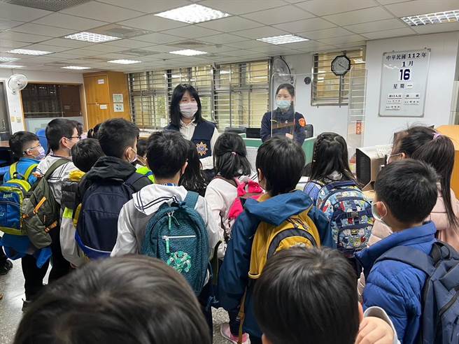 北市妇幼队向学生说明网路安全重点项目。（翻摄照片／林郁平台北传真）