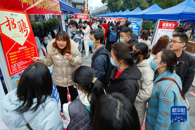2月17日，在成都人力资源服务产业园，徵才企业工作人员向求职者介绍企业情况。（图／新华社）