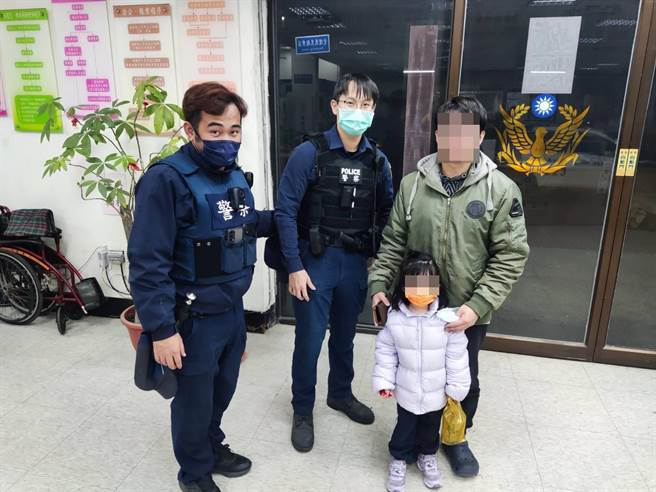 桃园市6岁林姓小妹妹昨天晚上跟爸爸到桃园夜市，却意外走丢，所幸警方热心协助。（翻摄照片）