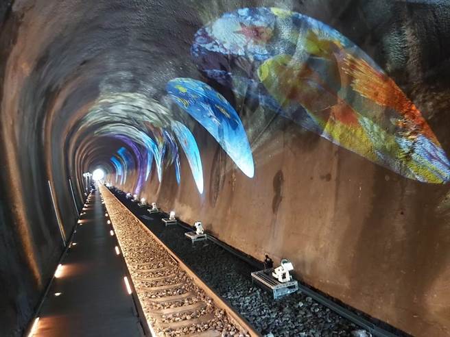 3D立体投影营造，让人彷佛置身在海底世界。（苗栗县政府提供／李京升苗栗传真）