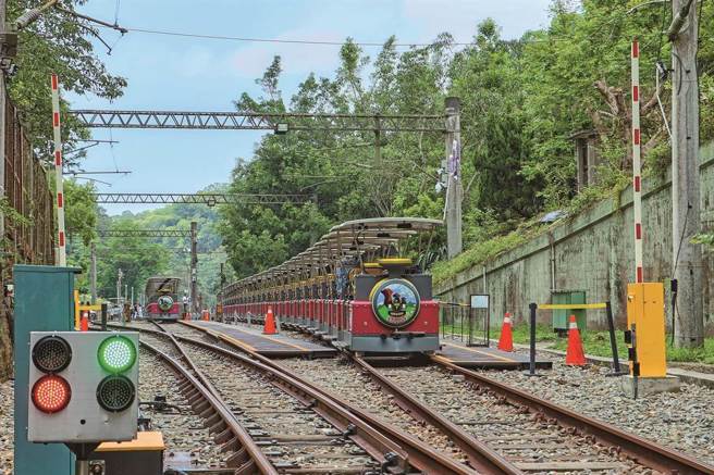 苗栗县府推动铁道自行车，迄今突破180万搭乘人次。（苗栗县政府提供／李京升苗栗传真）