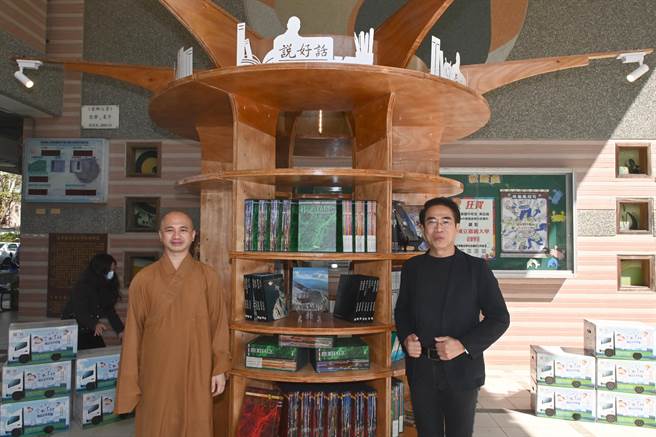 燕巢国中漂书架1日亮相，佛光冈山讲堂慧炬法师（左）与树德科大特聘教授卢圆华出席。（林瑞益摄）