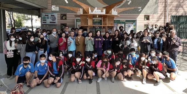 燕巢国中漂书架1日亮相，与会的嘉宾、师生合影。（林瑞益摄）