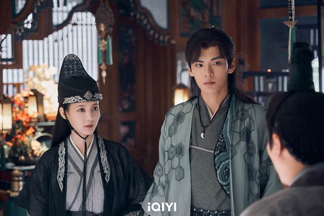 《九霄寒夜暖》毕雯珺遇到畏寒的李一桐秒变暖暖包。（爱奇艺国际站提供）