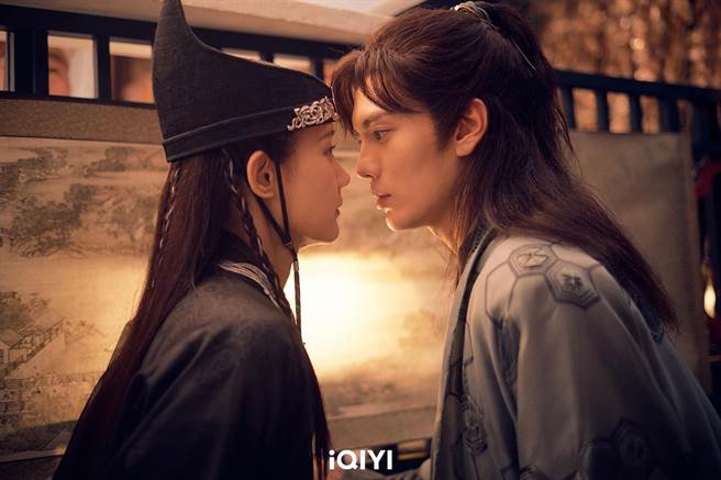 《九霄寒夜暖》毕雯珺、李一桐亲密互动不断。（爱奇艺国际站提供）