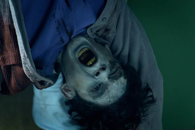 林柏宏在《关于我和鬼变成家人的那件事》中化特效鬼妆。（金盏花大影业提供）