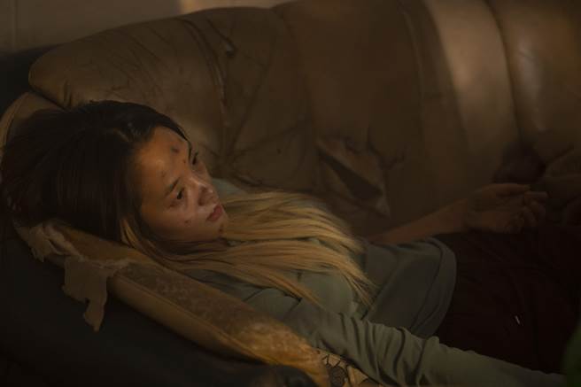 王净在《关于我和鬼变成家人的那件事》中化老妆。（金盏花大影业提供）