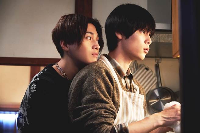 八木勇征（左）在片中亲密环抱萩原利久。（采昌国际多媒体提供）
