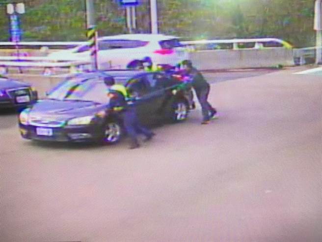 头份警分局南庄分驻所员警协助排除民眾座车故障。（头份警分局提供／谢明俊苗栗传真）