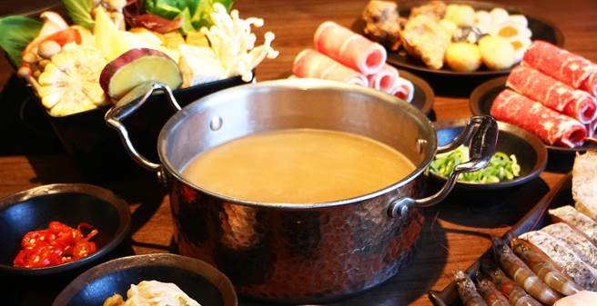 高雄麗尊酒店2樓「木櫃工廠創意鍋物」，推出「初春限定，尋寶之旅」超優惠限時活動，3月1日至3月31日，尋找姓名與「東、寶、豬」同音的幸運顧客，只要對中一字同音，即可享有平日4人同行1人火鍋免費吃到飽優惠。（柯宗緯翻攝）