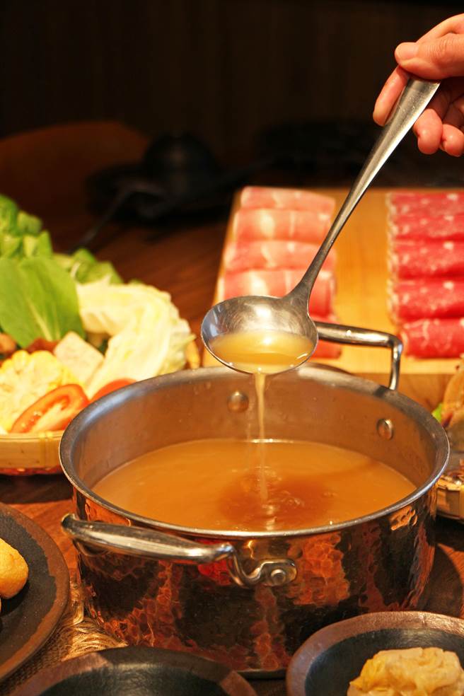 高雄麗尊酒店2樓「木櫃工廠創意鍋物」，推出「初春限定，尋寶之旅」超優惠限時活動，3月1日至3月31日，尋找姓名與「東、寶、豬」同音的幸運顧客，只要對中一字同音，即可享有平日4人同行1人火鍋免費吃到飽優惠。（柯宗緯翻攝）