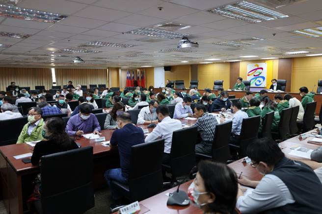 高雄市长陈其迈1日召集市府各局处首长举办市政会议暨防疫会议。（高市府新闻局提供／洪浩轩高雄传真）