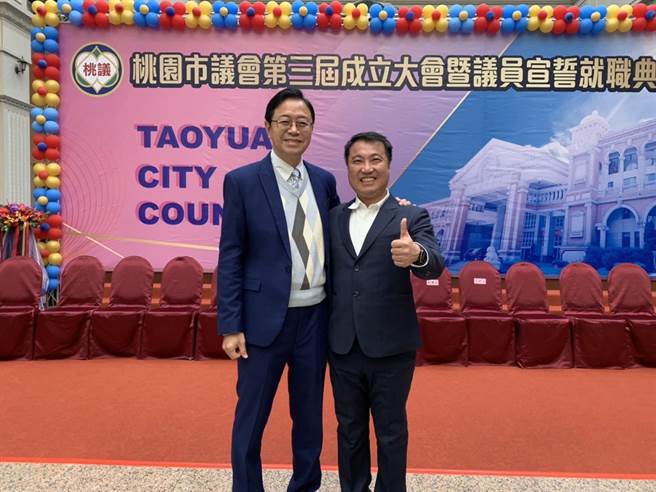 桃园市杨梅区市议员涂权吉（右）。（涂权吉提供／蔡明亘桃园传真）