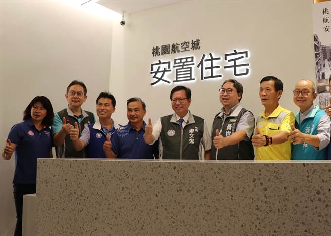 桃园市第二选区现任立委黄世杰（右三）将争取连任，地方上对于大园区市议员徐其万（右六）也有鼓励劝进的声音。（本报资料照）