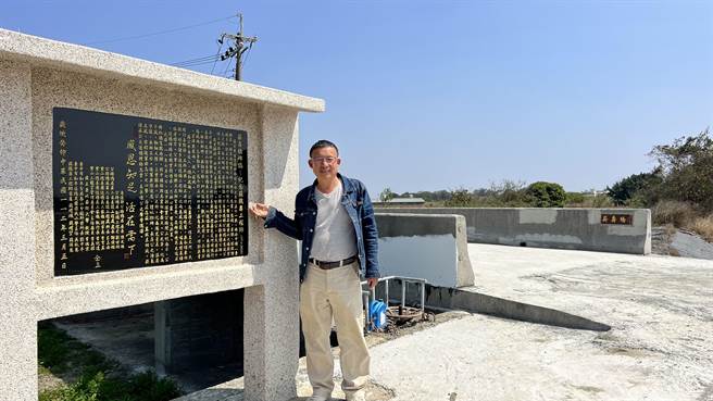 紫山德善团在桥旁竖立薪寿桥碑志，纪念苏鹤寿工程师。（张毓翎摄）