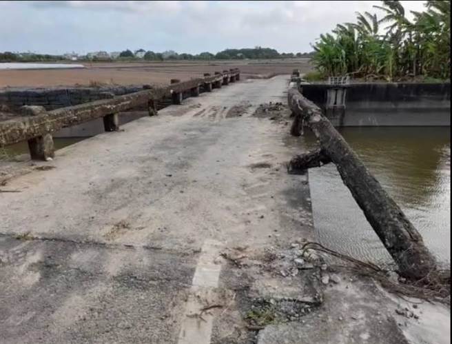 此次改建的桥梁，原本长约20公尺、宽则不足3公尺，钢筋裸露、毁损严重。（紫山德善团提供／张毓翎台南传真）