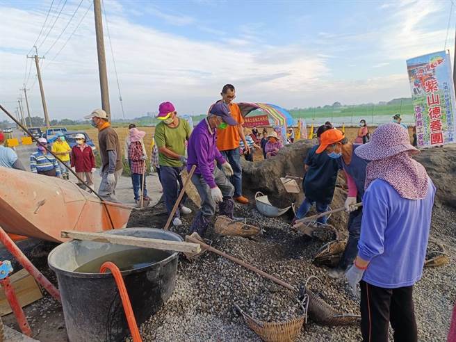 该座桥出动近百名义工的人力，歷时11周终于完工。（紫山德善团提供／张毓翎台南传真）