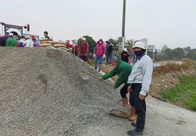 该座桥出动近百名义工的人力，歷时11周终于完工。（紫山德善团提供／张毓翎台南传真）