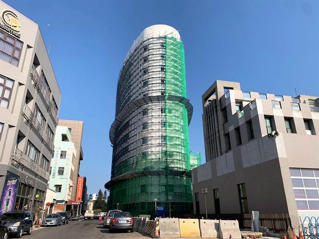 马公港务大楼目前加紧施工，据了解，雄狮预计投入约2亿元进行设备、外墙修缮，以及饭店内部的装潢隔间工程，打造媲美五星级的海景大饭店。（张茂雄摄）