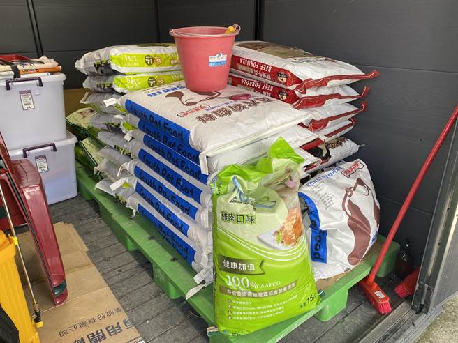 池上乡公所呼吁爱心人士可将饲料捐给公所。（蔡旻妤摄）