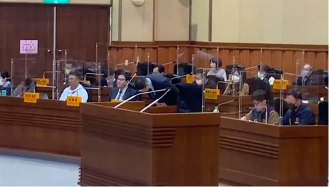 谢国梁针对染疫慰问金无法针对全部确诊市民发放，正式鞠躬道歉。（徐佑升摄）