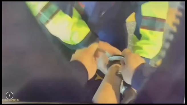 樊嫌疑因不满职场工作分配因素，在酒后持刀恐吓赖姓同事，赖男颈部遭划伤、伤口长达7公分，所幸送医后无大碍，樊讯后依杀人未遂、恐吓等罪嫌送办。（警方提供／谢佳潾屏东传真）