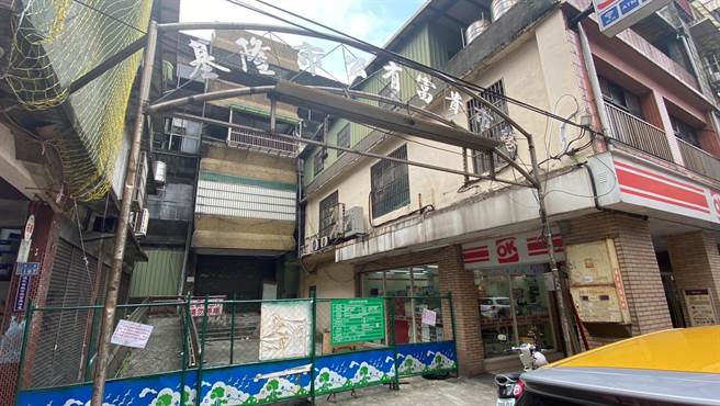 2020年中建筑师认定富贵市场是海砂屋，2021年3月后，就一直荒废至今。（张志康摄）