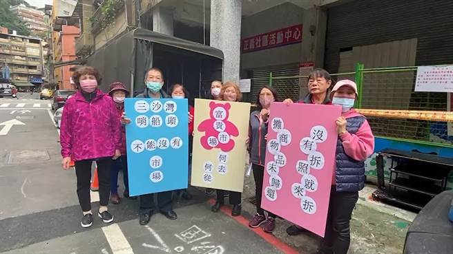 基隆市议员吕美玲（右3）质疑市府封闭了富贵市场2年，却没有后续计画。（张志康摄）
