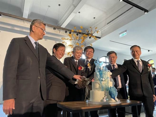 航港局长叶协隆、交通部次长祁文中、港务公司董事长李贤义、经济部次长曾文生、高雄市政府副秘书长王启川、港务公司总经理陈劭良（由左至右）为港务公司切生日蛋糕。（洪靖宜摄）