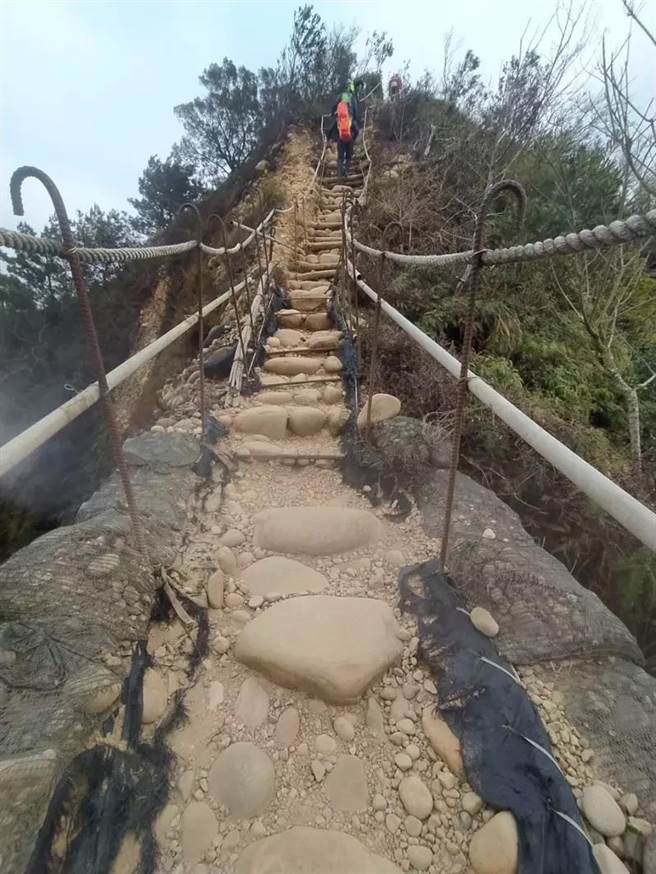 消防人員才剛執行完救援任務，又立刻上山救援，才發現求助的婦女已自行下山。（苗栗縣消防局提供／李京昇苗栗傳真）