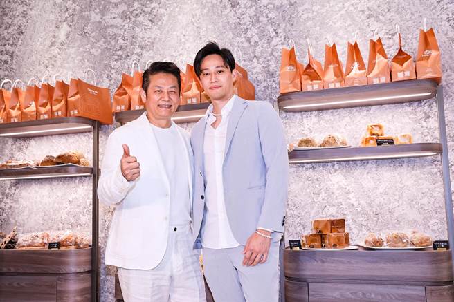 徐乃麟（左）今天透露大儿子徐新洋的婚礼进度。（罗永铭摄）