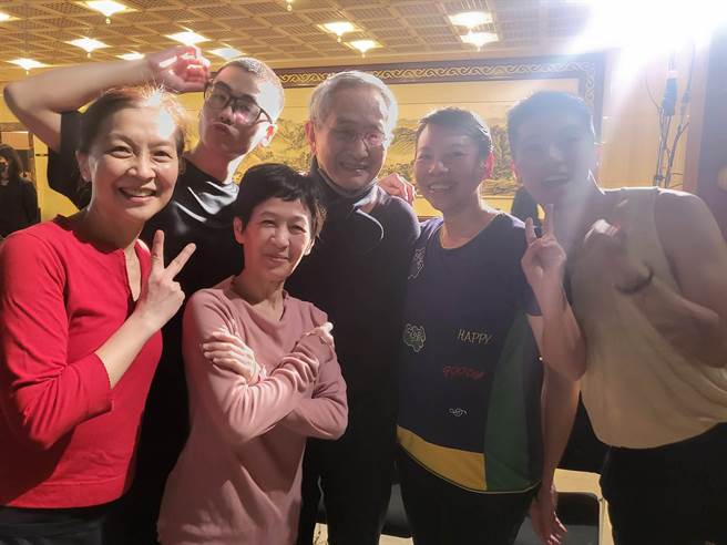 今晚在台北国家戏剧院有一场特别的演出，一群对艺术和舞蹈怀抱热情的民眾，将呈现他们排练已久云门舞集经典舞作《薪传》的〈耕种与丰收〉段落。图为舞者和云门舞集创办人林怀民合影。（李欣恬摄）