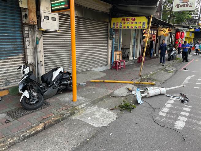 货车撞击力道之大，以致年经骑士拦腰撞毁路旁公车站牌，整根倒塌。（徐沛琪摄）
