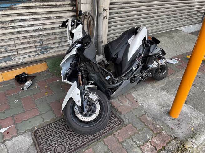 25岁男骑士的机车车头全毁。（徐沛琪摄）