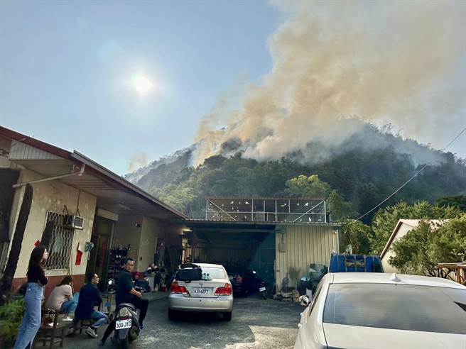 九族文化村附近公墓的火燒山死灰復燃，火勢恐波及隔壁東光村，讓居民相當緊張。（民眾提供／楊靜茹南投傳真）