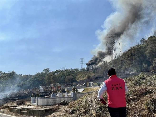 魚池鄉長劉啟帆到戲場關心，協請空勤總隊派直升機支援。（劉啟帆提供／楊靜茹南投傳真）