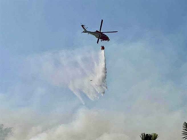 空勤總隊派直升機至日月潭提水灌救。（民眾提供／楊靜茹南投傳真）